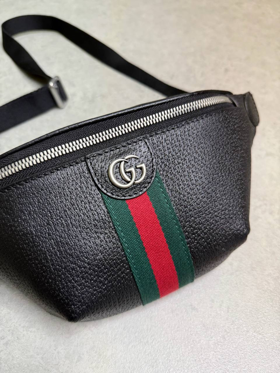 МУЖСКАЯ СУМКА СЛИНГ GUCCI детальное фото