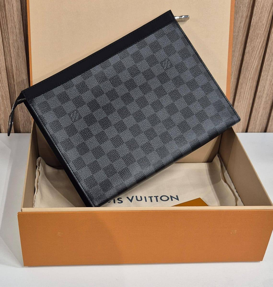 МУЖСКОЙ КЛАТЧ LOUIS VUITTON детальное фото