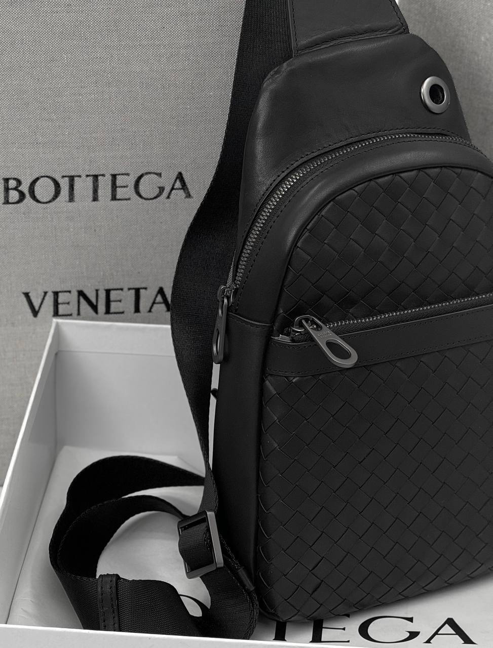 МУЖСКАЯ СУМКА СЛИНГ BOTTEGA VENETA детальное фото