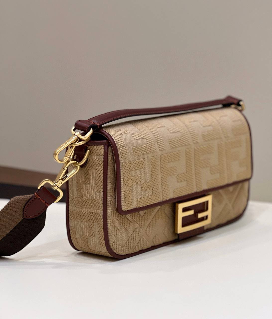СУМКА FENDI BAGUETTE детальное фото