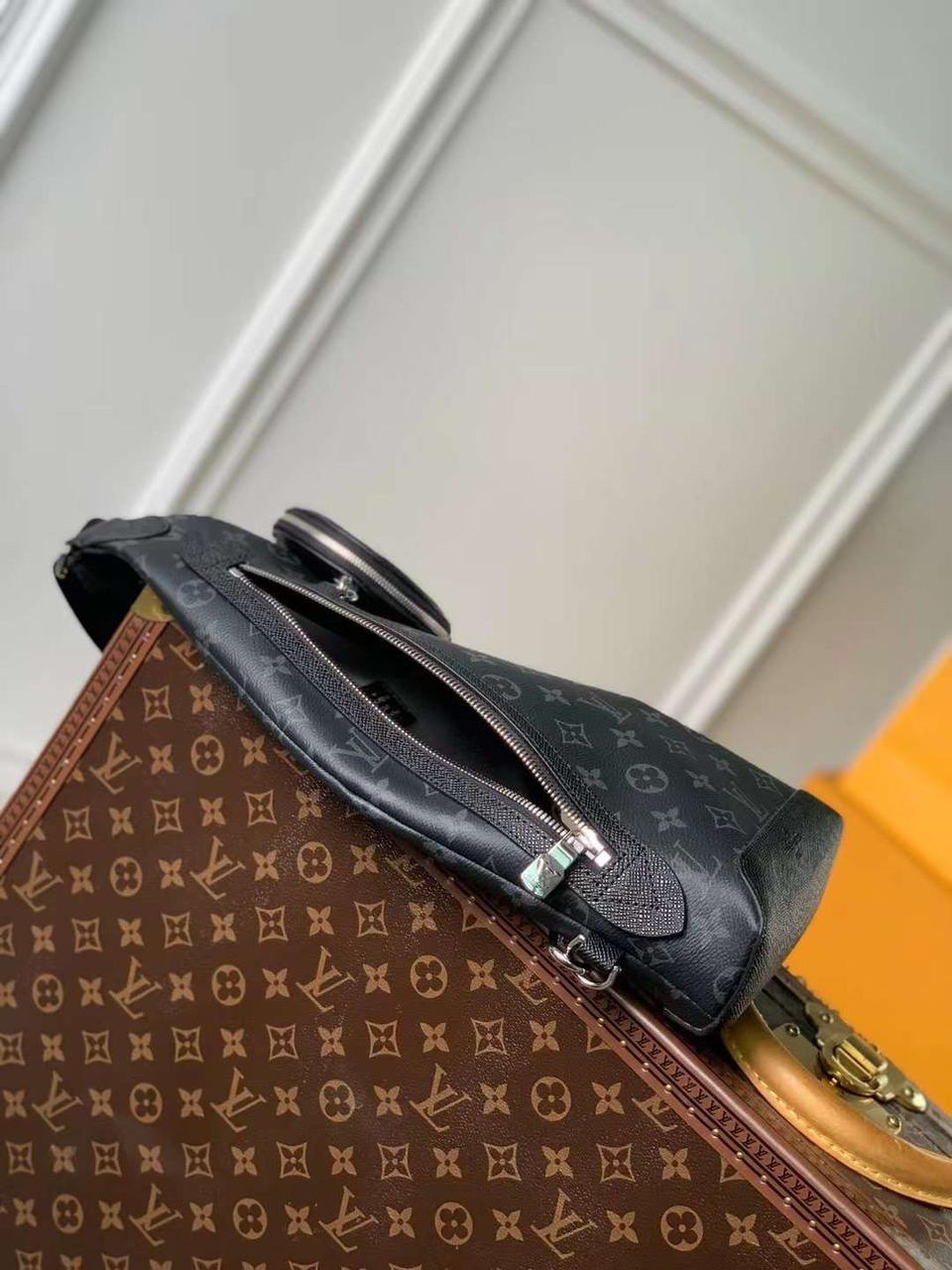 МУЖСКАЯ СУМКА СЛИНГ LOUIS VUITTON детальное фото