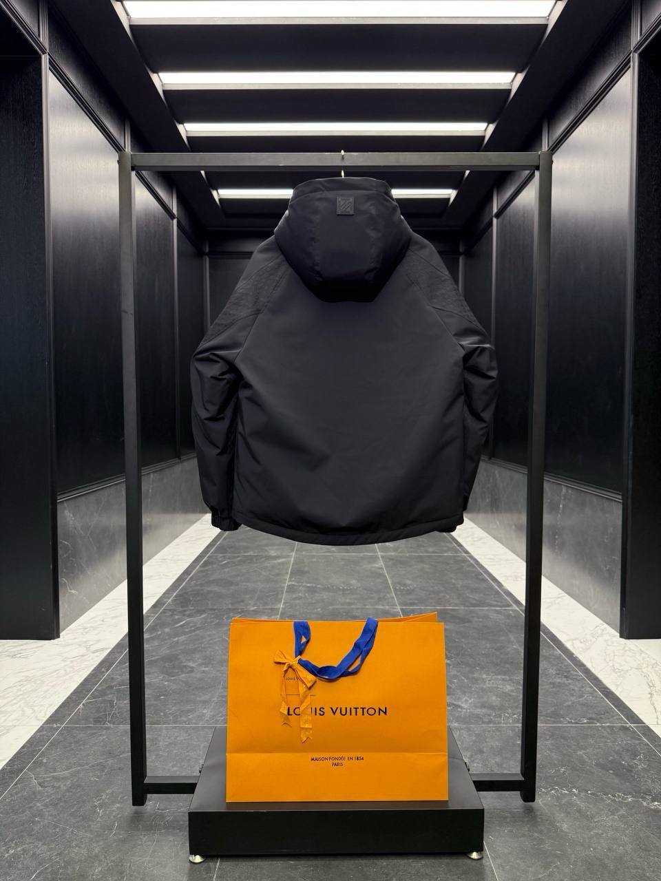 МУЖСКОЙ ПУХОВИК LOUIS VUITTON детальное фото