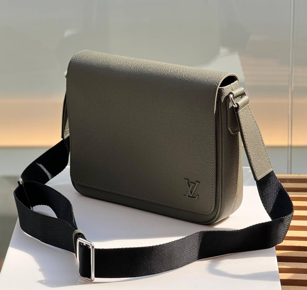 МУЖСКАЯ СУМКА МЕССЕНДЖЕР LOUIS VUITTON детальное фото