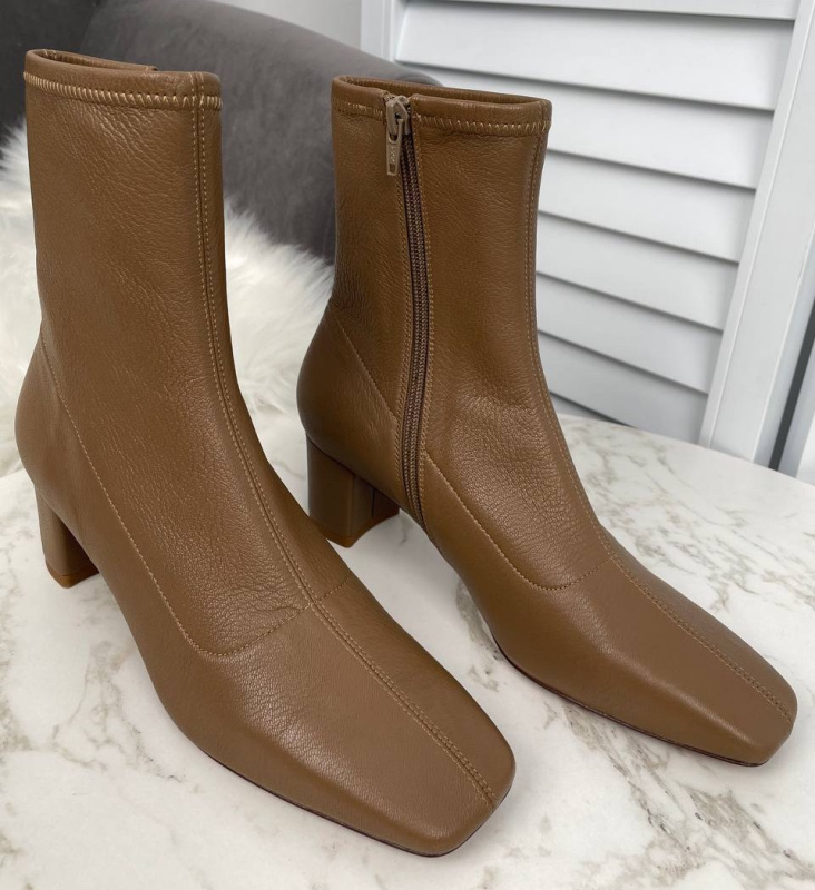 БОТИЛЬОНЫ BY FAR фото