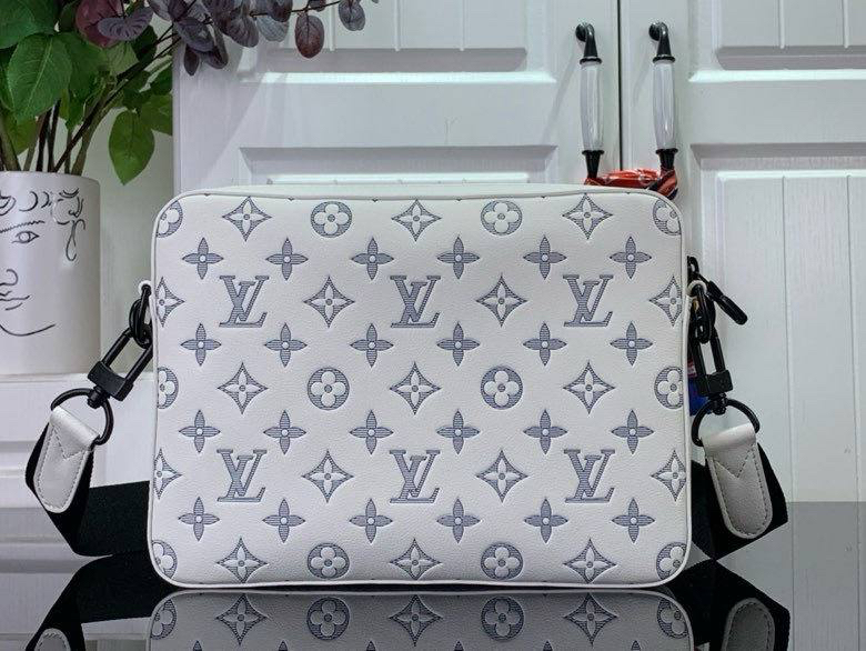 МУЖСКАЯ СУМКА МЕССЕНДЖЕР LOUIS VUITTON детальное фото