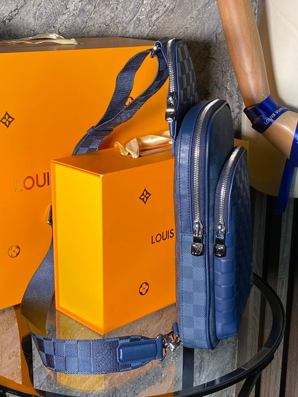 МУЖСКАЯ СУМКА СЛИНГ LOUIS VUITTON детальное фото