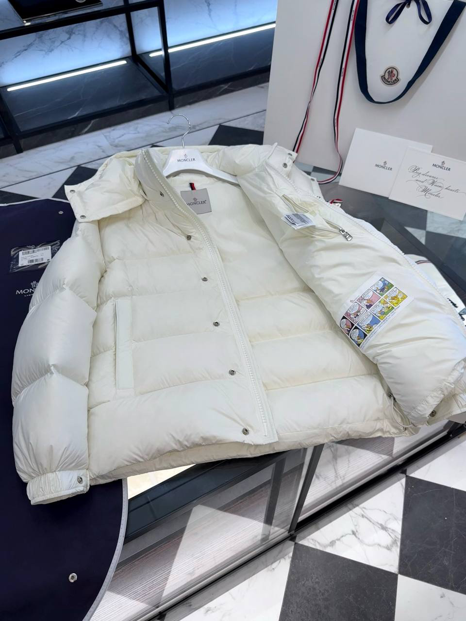 МУЖСКОЙ ПУХОВИК MONCLER детальное фото