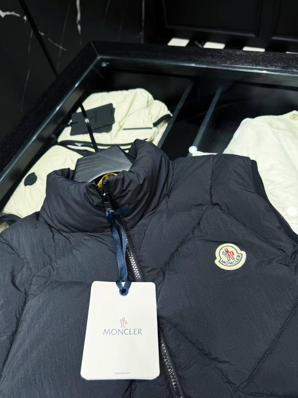 МУЖСКОЙ ЖИЛЕТ MONCLER детальное фото