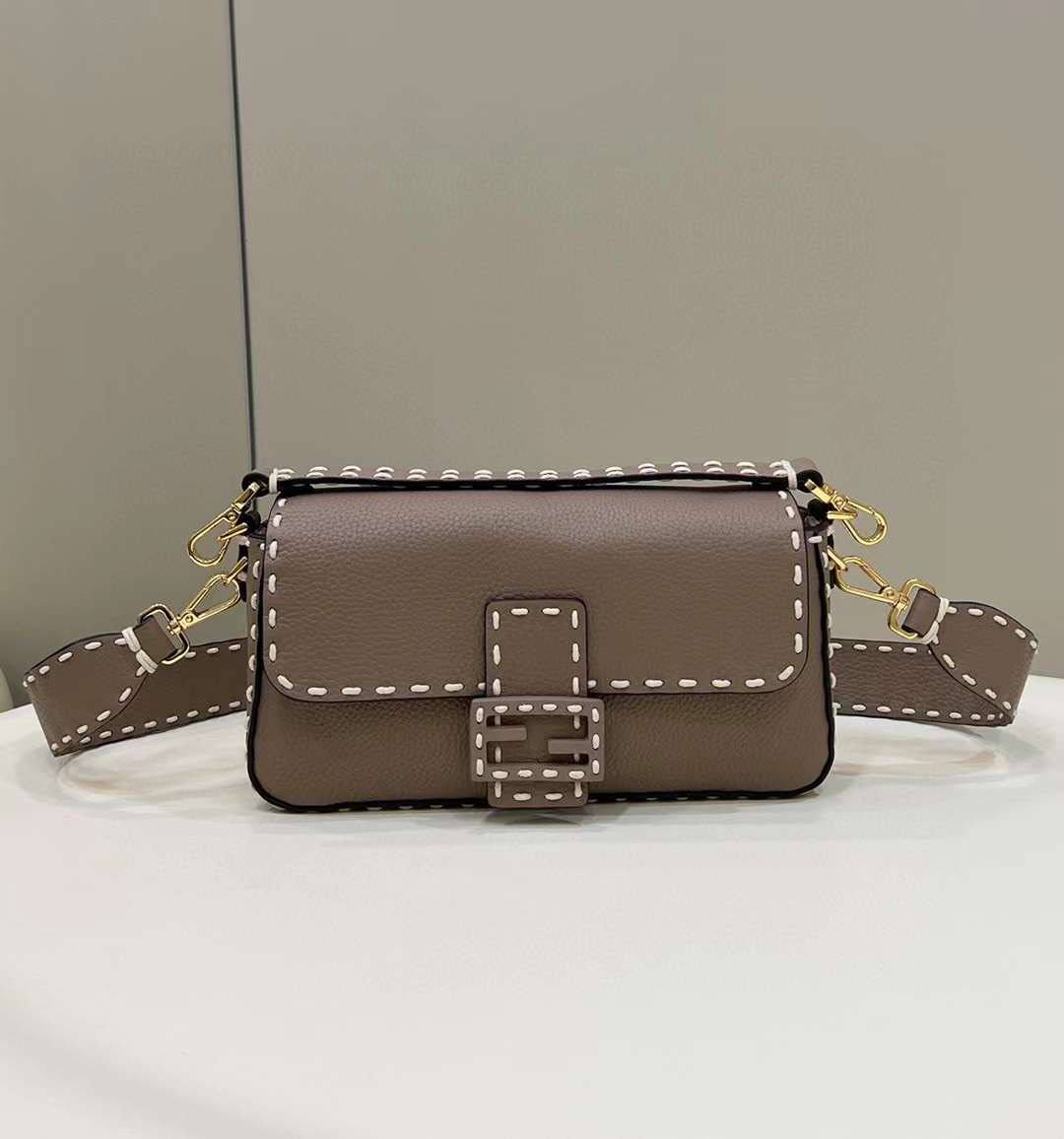 СУМКА FENDI BAGUETTE детальное фото