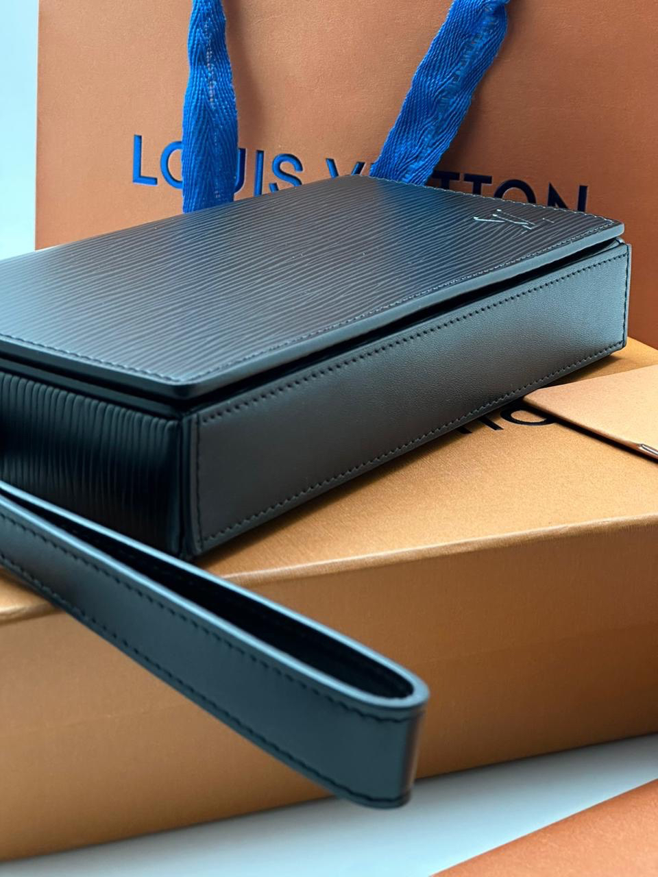 МУЖСКОЙ КЛАТЧ LOUIS VUITTON детальное фото