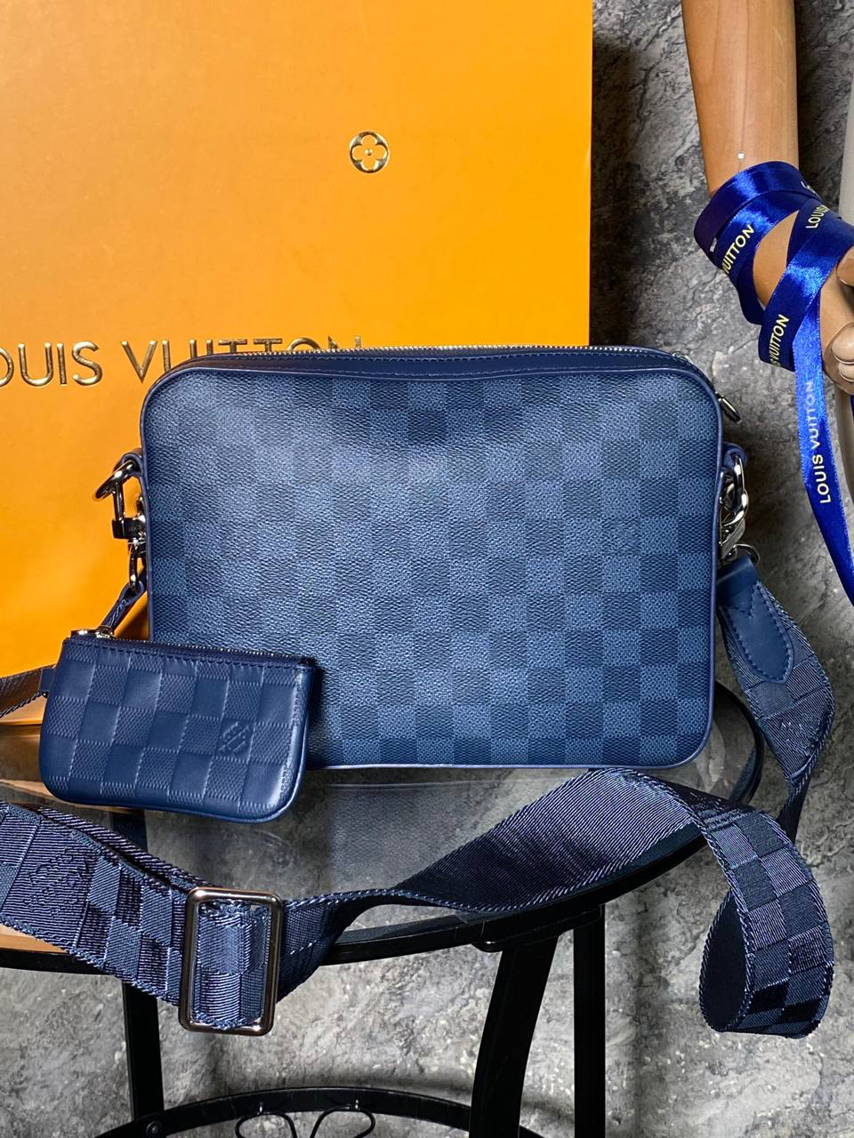 МУЖСКАЯ СУМКА МЕССЕНДЖЕР LOUIS VUITTON детальное фото