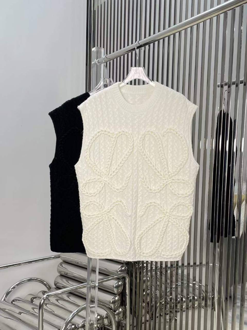 ЖИЛЕТ LOEWE детальное фото