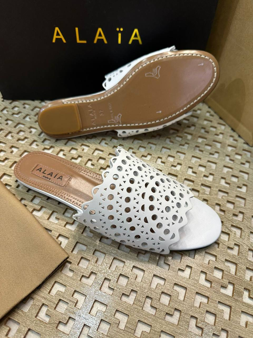 ШЛЕПКИ ALAIA детальное фото