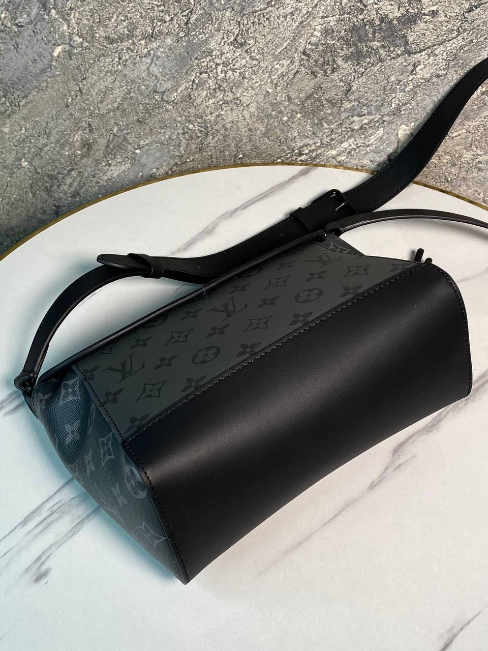 МУЖСКАЯ СУМКА МЕССЕНДЖЕР LOUIS VUITTON детальное фото