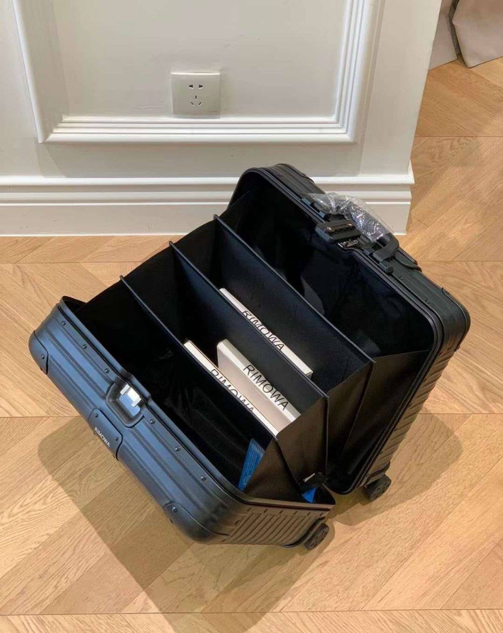 ЧЕМОДАН RIMOWA детальное фото
