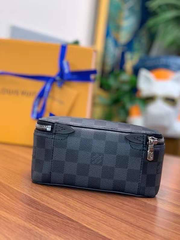МУЖСКОЙ НЕСЕССЕР КОСМЕТИЧКА LOUIS VUITTON детальное фото