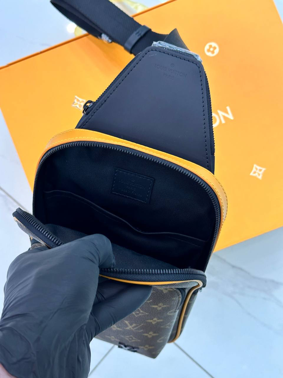 МУЖСКАЯ СУМКА СЛИНГ LOUIS VUITTON детальное фото