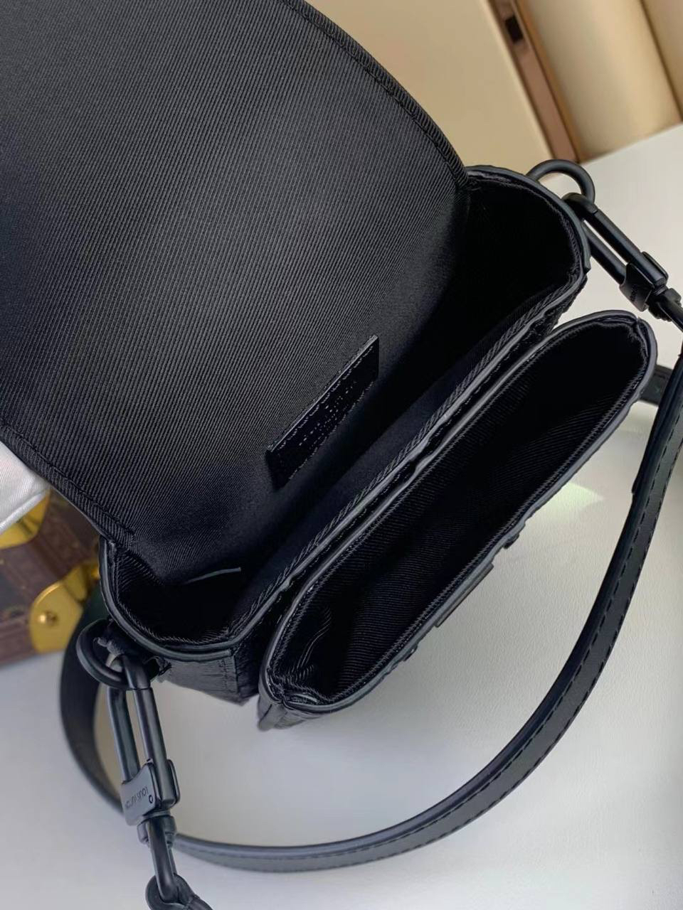 МУЖСКАЯ СУМКА МЕССЕНДЖЕР LOUIS VUITTON детальное фото