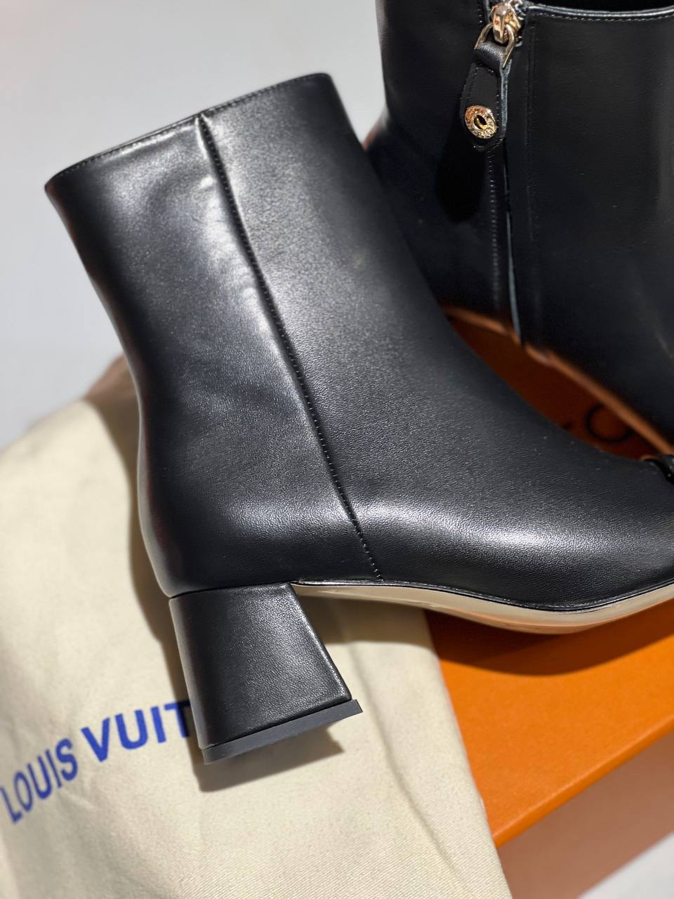 БОТИЛЬОНЫ LOUIS VUITTON детальное фото