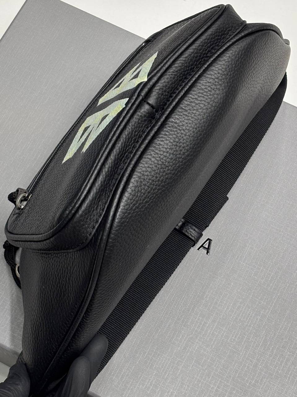 МУЖСКАЯ СУМКА СЛИНГ BALENCIAGA детальное фото
