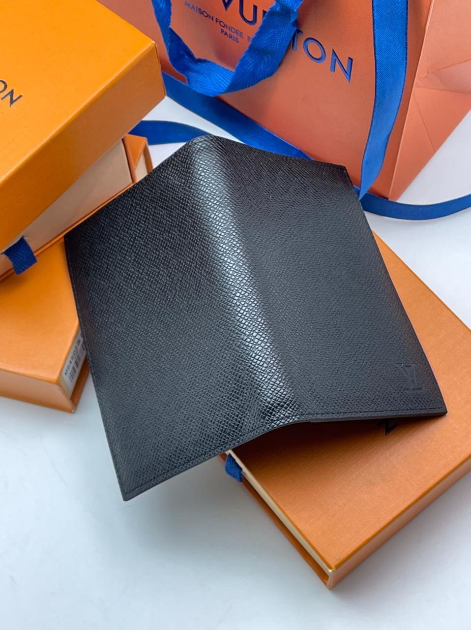 МУЖСКАЯ ОБЛОЖКА НА ПАСПОРТ LOUIS VUITTON детальное фото