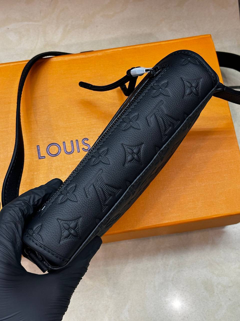 МУЖСКАЯ СУМКА МЕССЕНДЖЕР LOUIS VUITTON детальное фото