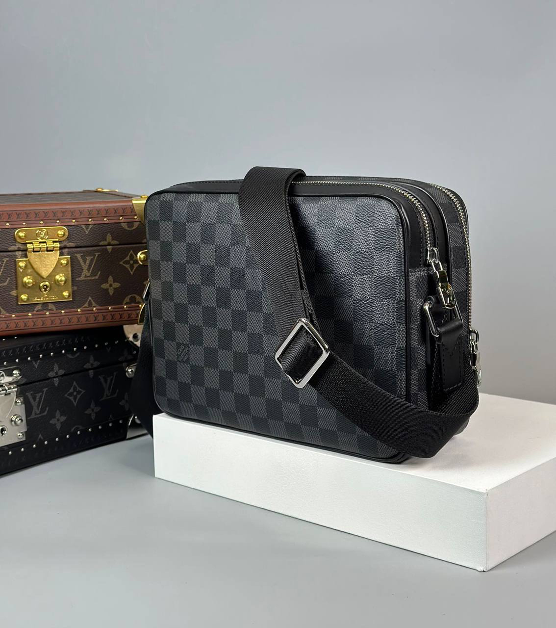 МУЖСКАЯ СУМКА МЕССЕНДЖЕР LOUIS VUITTON детальное фото