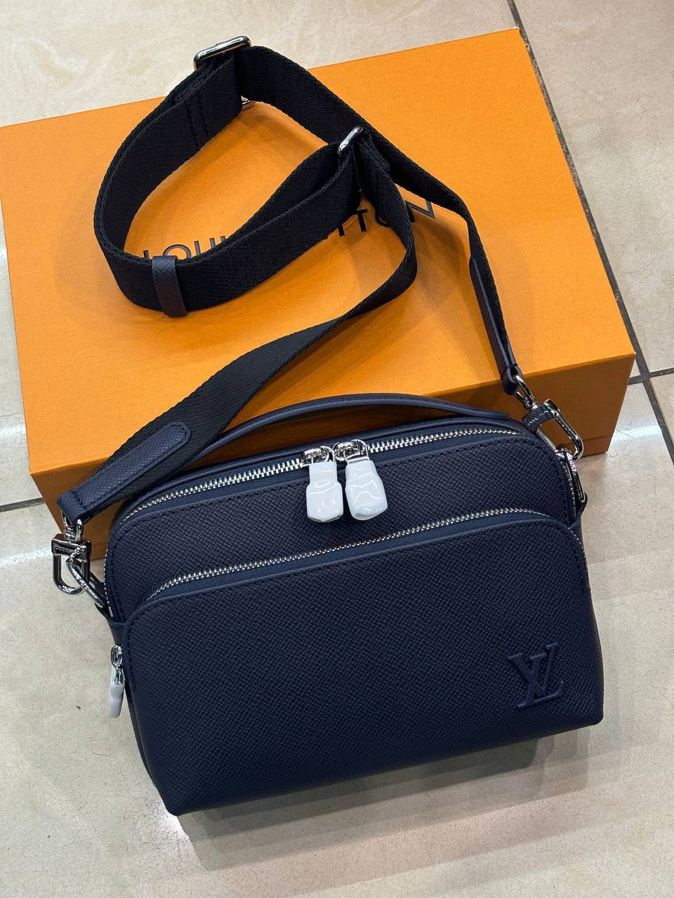 МУЖСКАЯ СУМКА МЕССЕНДЖЕР LOUIS VUITTON детальное фото