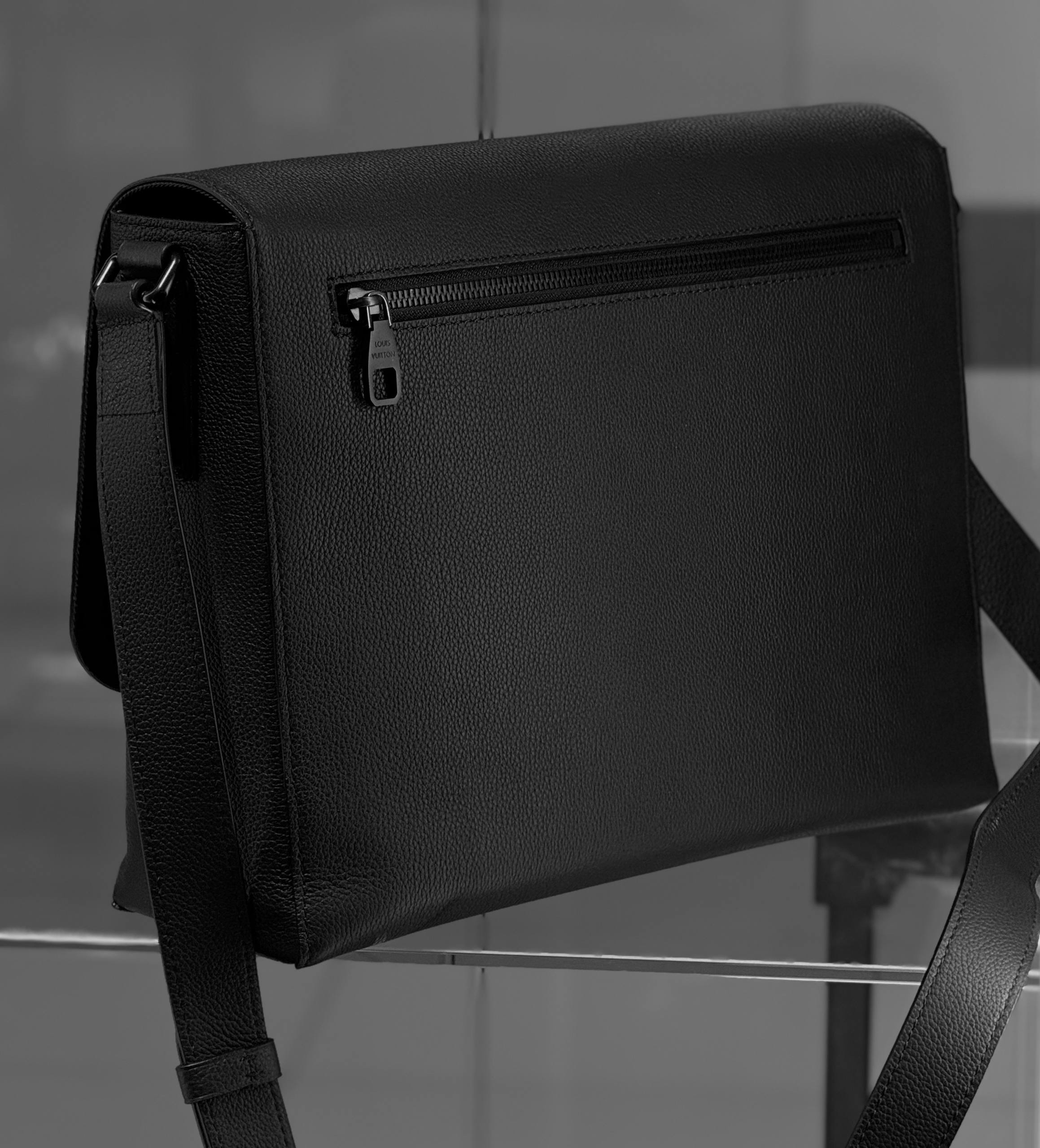 МУЖСКАЯ СУМКА МЕССЕНДЖЕР LOUIS VUITTON детальное фото