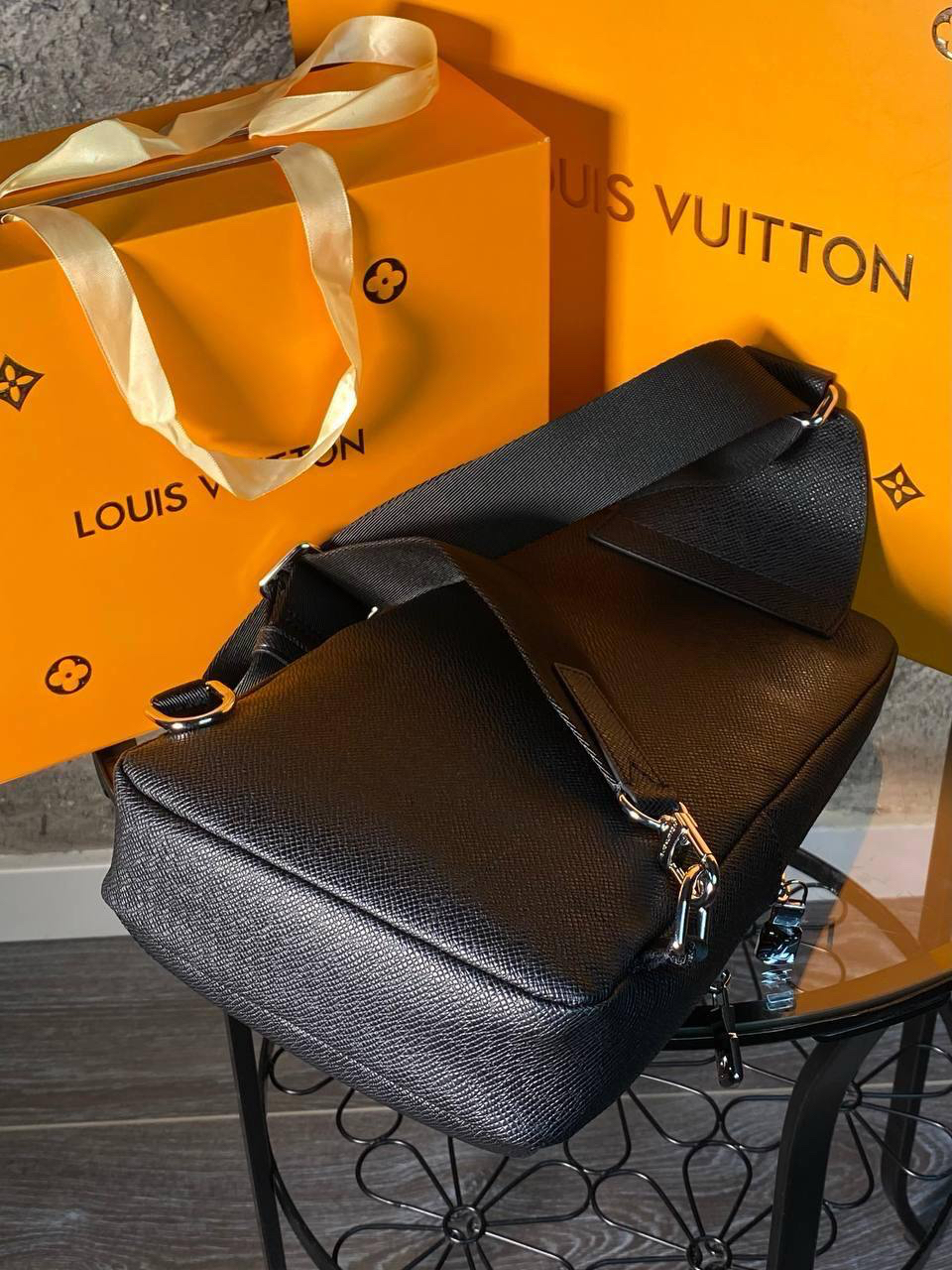 МУЖСКАЯ СУМКА СЛИНГ LOUIS VUITTON детальное фото
