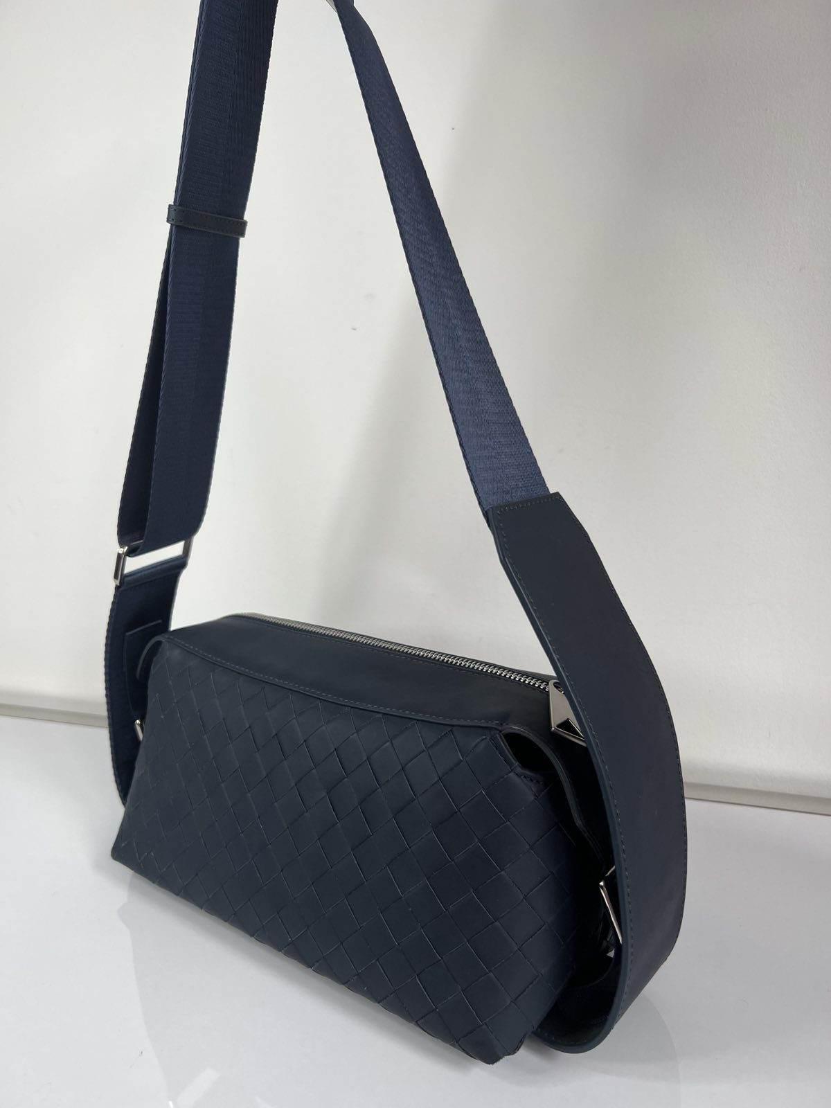 МУЖСКАЯ СУМКА СЛИНГ BOTTEGA VENETA детальное фото