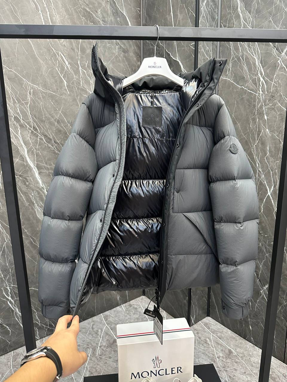 МУЖСКОЙ ПУХОВИК MONCLER детальное фото
