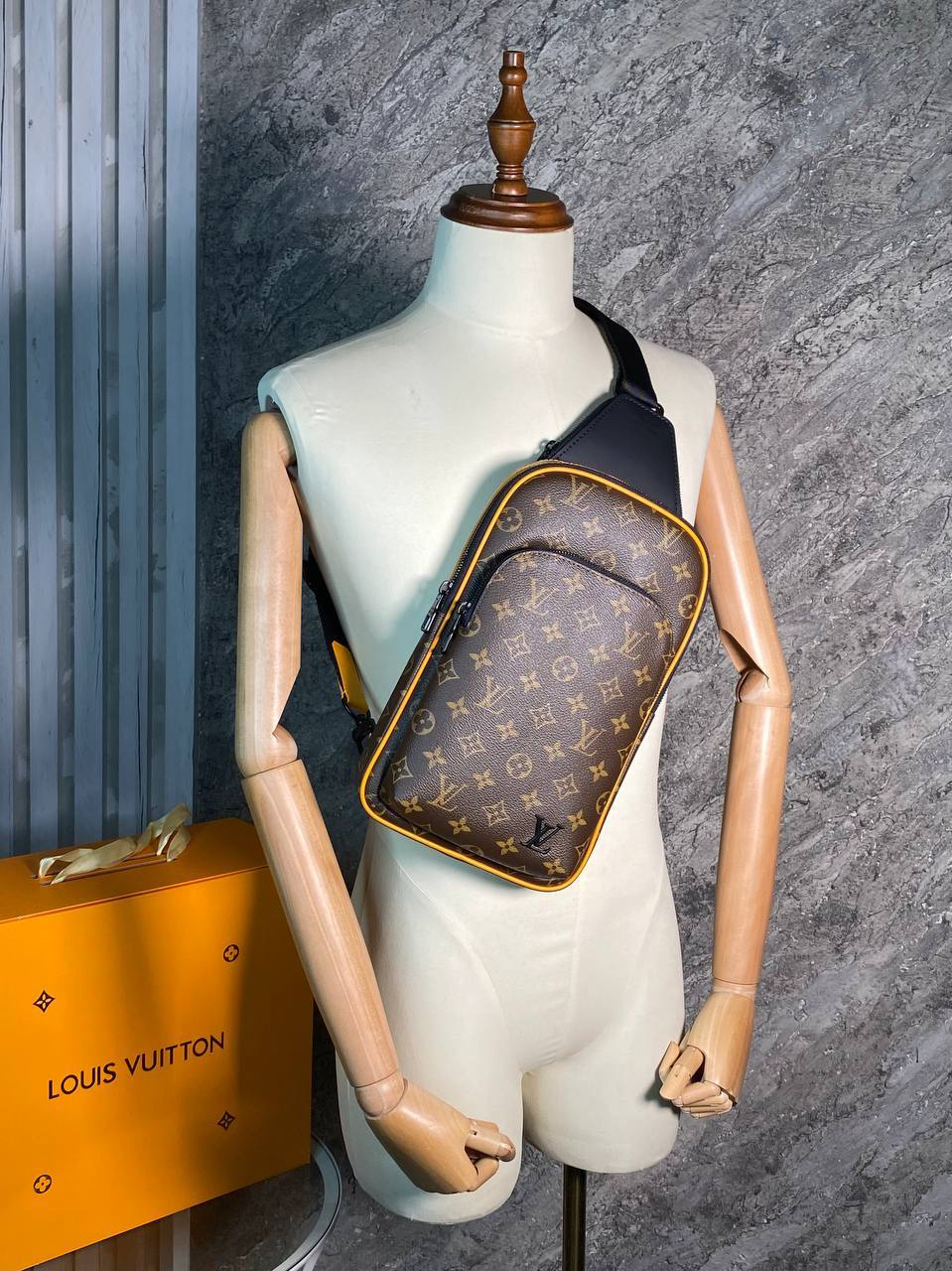 МУЖСКАЯ СУМКА СЛИНГ LOUIS VUITTON детальное фото