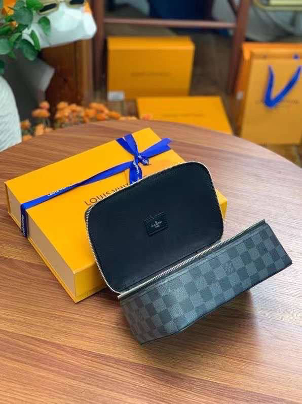 МУЖСКОЙ НЕСЕССЕР КОСМЕТИЧКА LOUIS VUITTON детальное фото