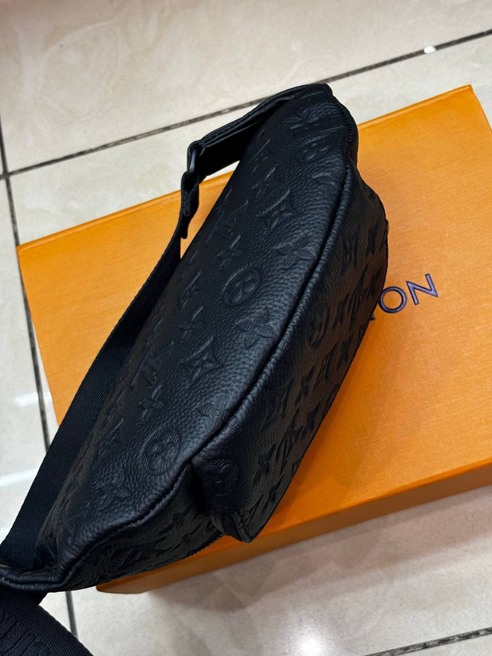 МУЖСКАЯ СУМКА СЛИНГ LOUIS VUITTON детальное фото
