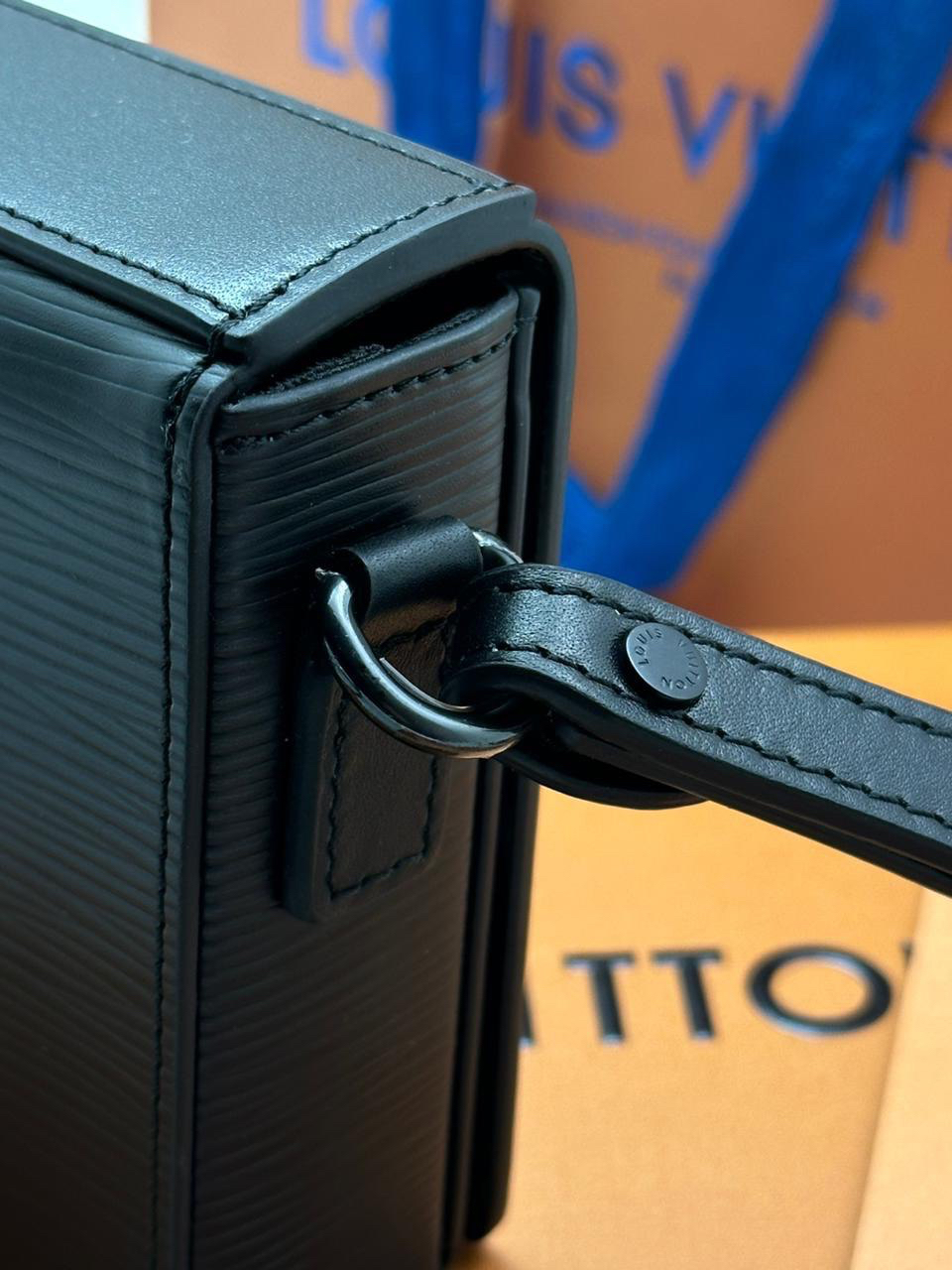 МУЖСКОЙ КЛАТЧ LOUIS VUITTON детальное фото