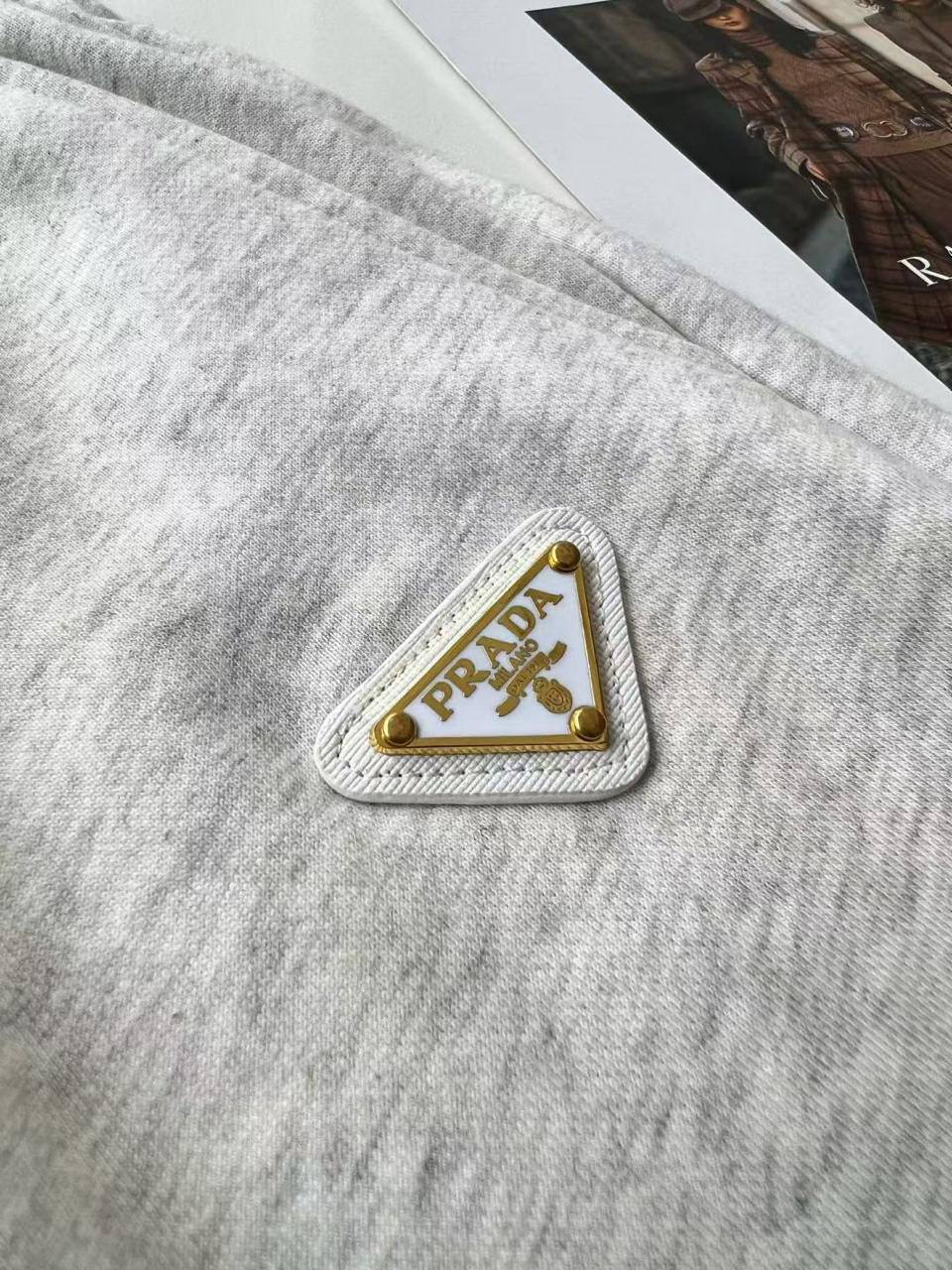 КОСТЮМ PRADA детальное фото