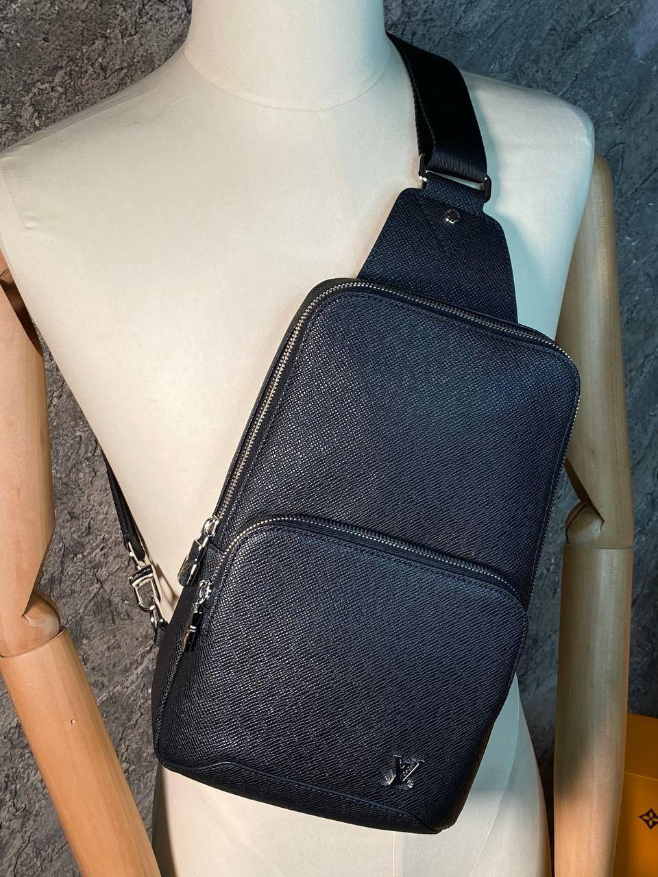 МУЖСКАЯ СУМКА СЛИНГ LOUIS VUITTON детальное фото