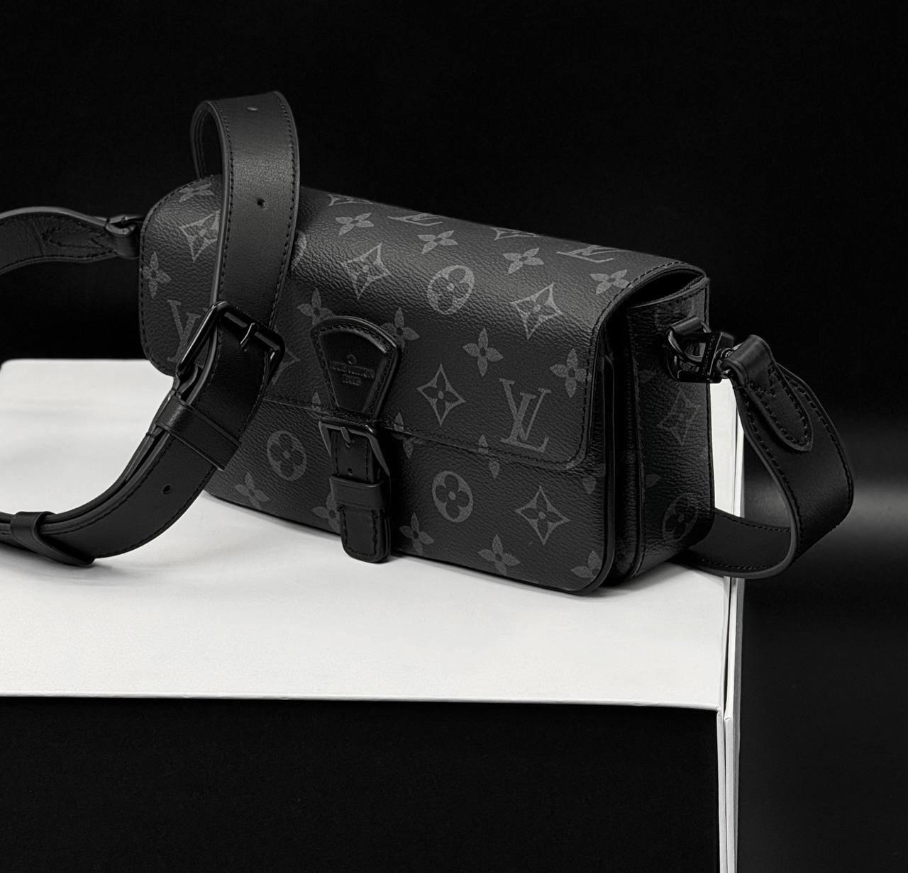 МУЖСКАЯ СУМКА МЕССЕНДЖЕР LOUIS VUITTON детальное фото