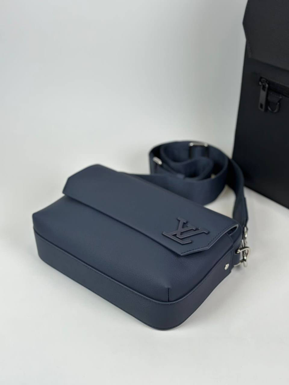 МУЖСКАЯ СУМКА МЕССЕНДЖЕР LOUIS VUITTON детальное фото
