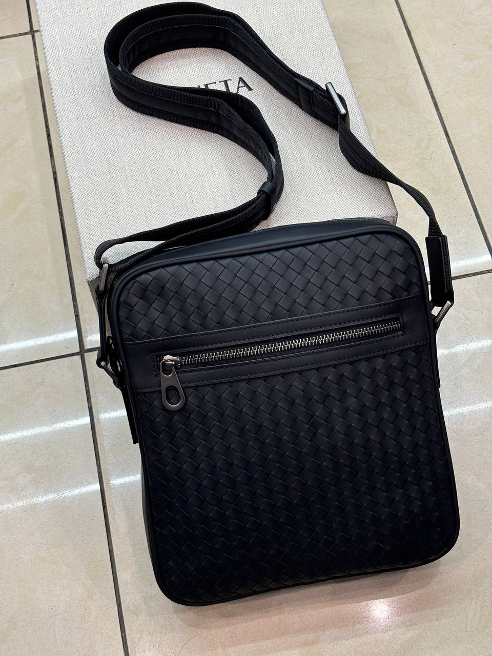 МУЖСКАЯ СУМКА МЕССЕНДЖЕР BOTTEGA VENETA детальное фото