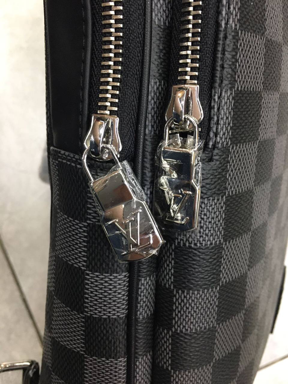 МУЖСКАЯ СУМКА СЛИНГ LOUIS VUITTON детальное фото