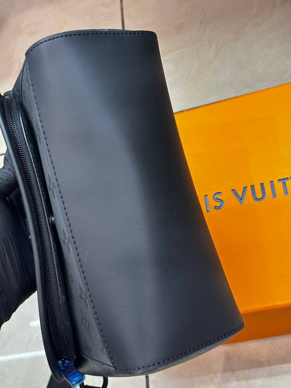 МУЖСКАЯ СУМКА МЕССЕНДЖЕР LOUIS VUITTON детальное фото