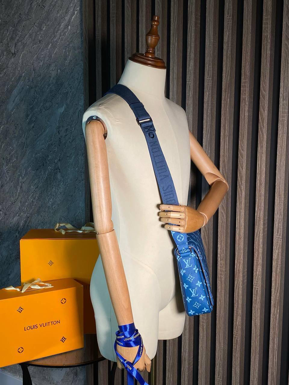МУЖСКАЯ СУМКА МЕССЕНДЖЕР LOUIS VUITTON детальное фото