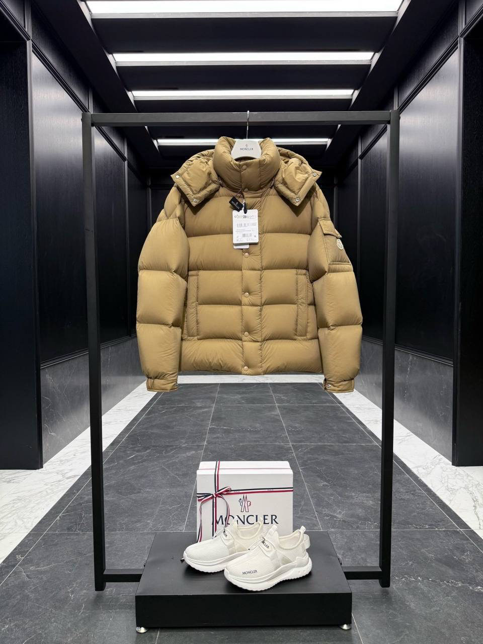 МУЖСКОЙ ПУХОВИК MONCLER детальное фото