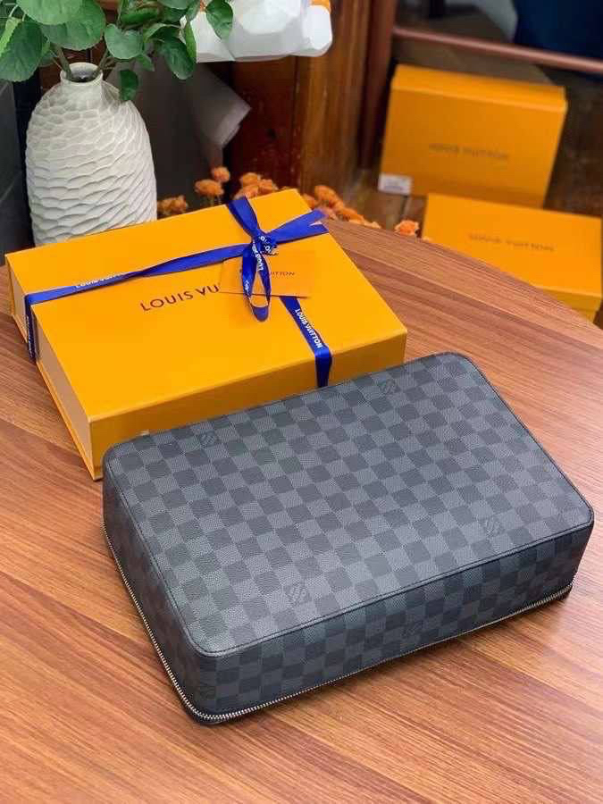 МУЖСКОЙ НЕСЕССЕР КОСМЕТИЧКА LOUIS VUITTON детальное фото