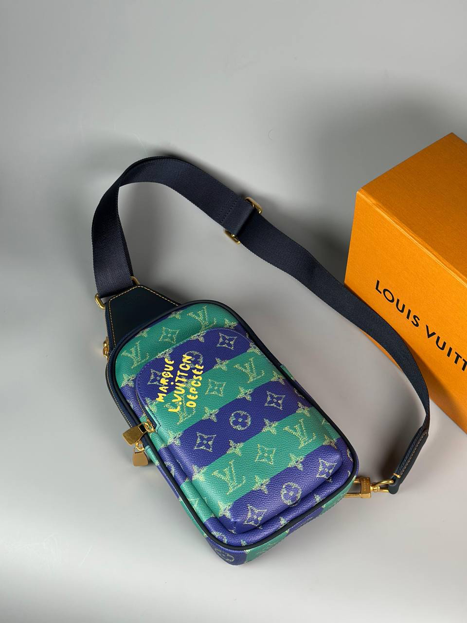 МУЖСКАЯ СУМКА СЛИНГ LOUIS VUITTON детальное фото