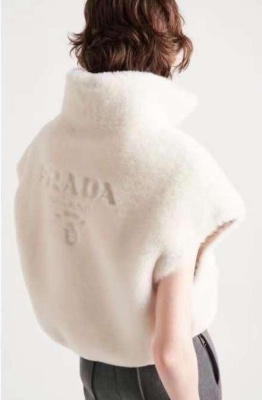 ЖИЛЕТ PRADA фото
