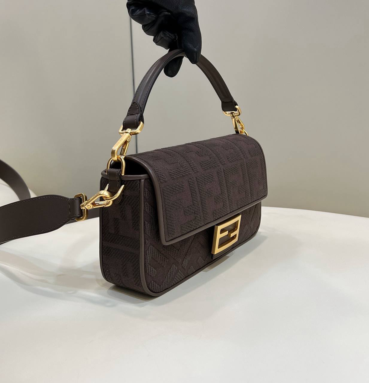 СУМКА FENDI BAGUETTE детальное фото