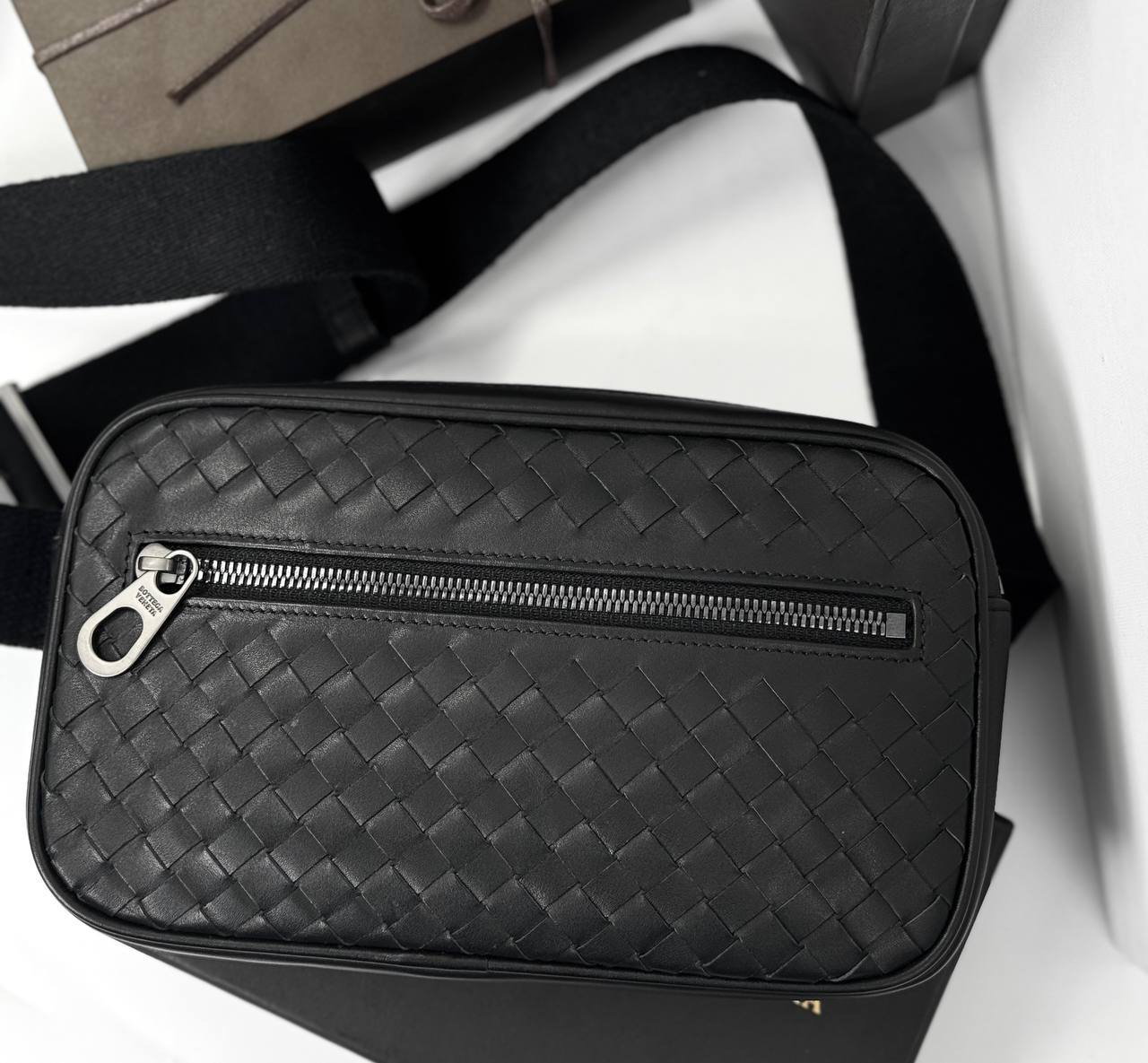 МУЖСКАЯ СУМКА СЛИНГ BOTTEGA VENETA детальное фото